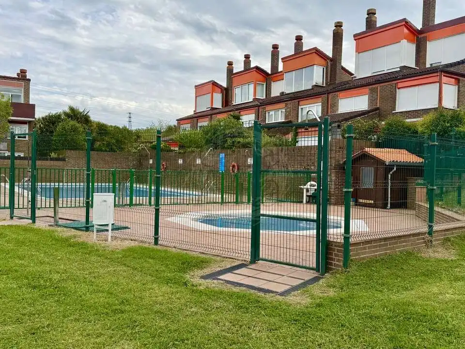 Piscina de Casa adosada en venta en Leioa con Calefacción, Jardín privado y Terraza