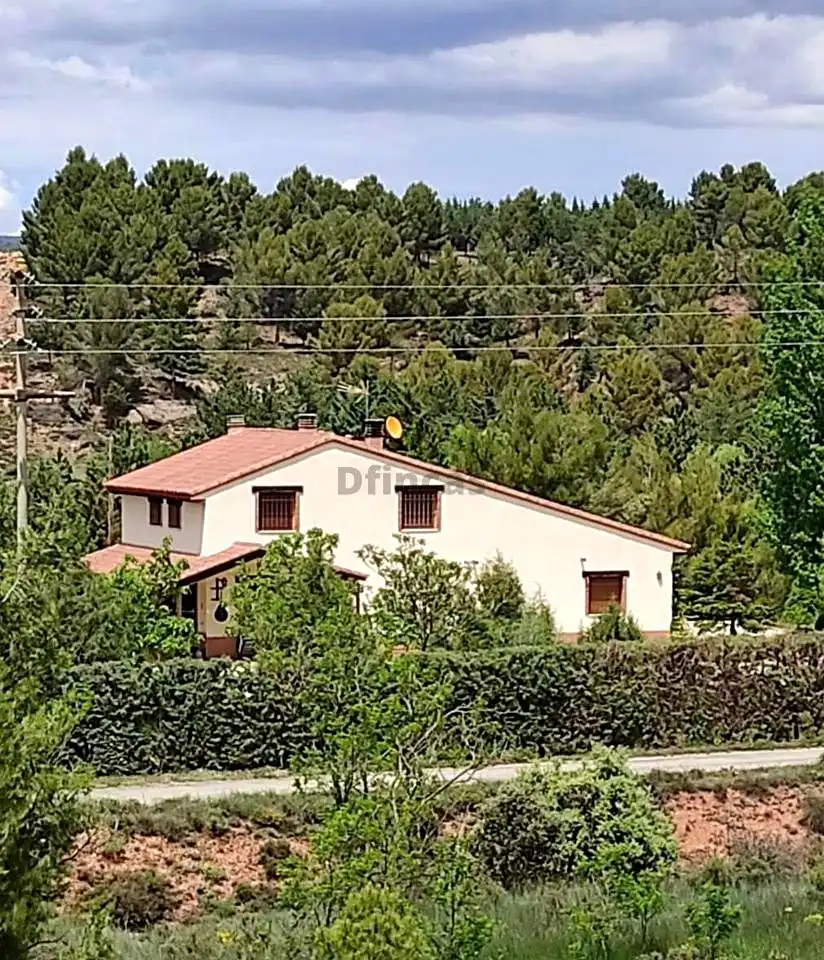 Vista exterior de Casa o xalet en venda en Teruel amb Aire condicionat, Calefacció i Jardí privat
