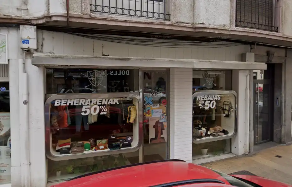 Locale commerciale in affitto a Julian etxeberria