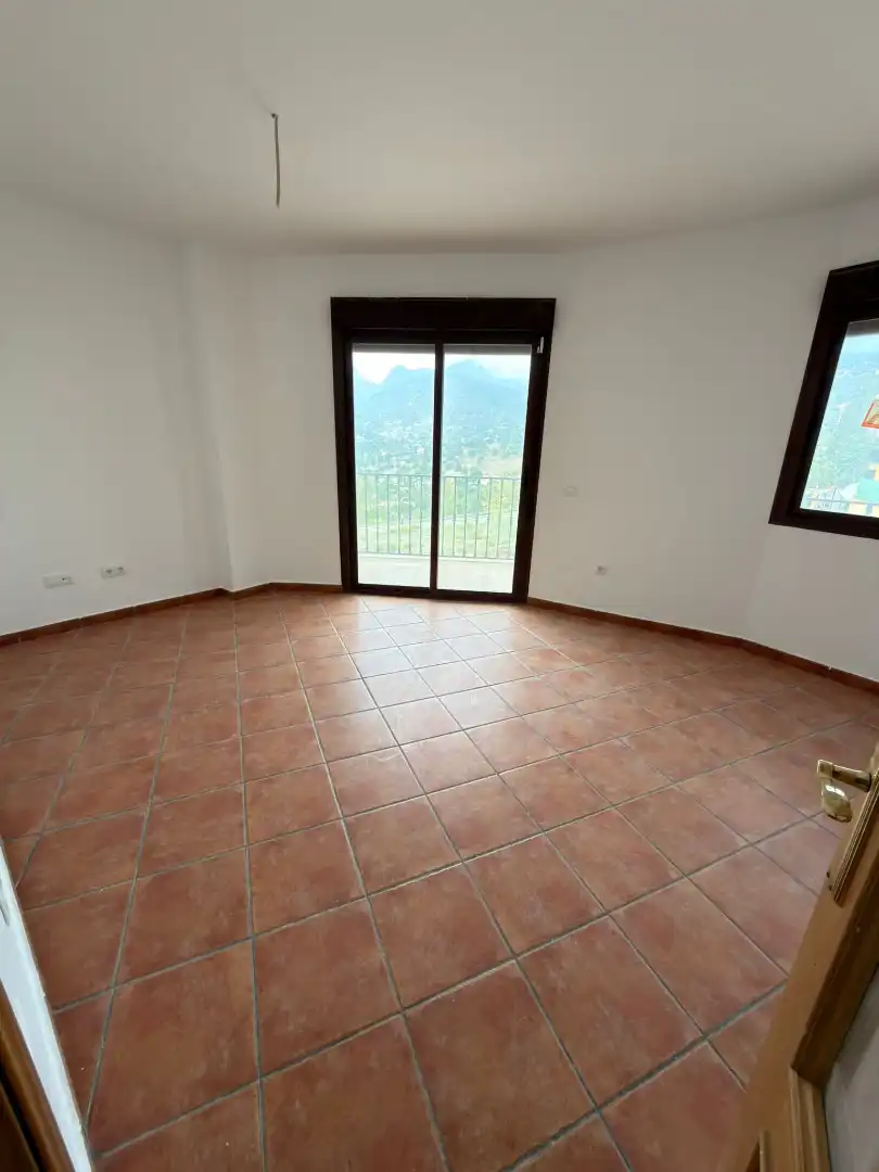 Piso en venta en Alcaucín con Terraza, Horno y Piscina comunitaria