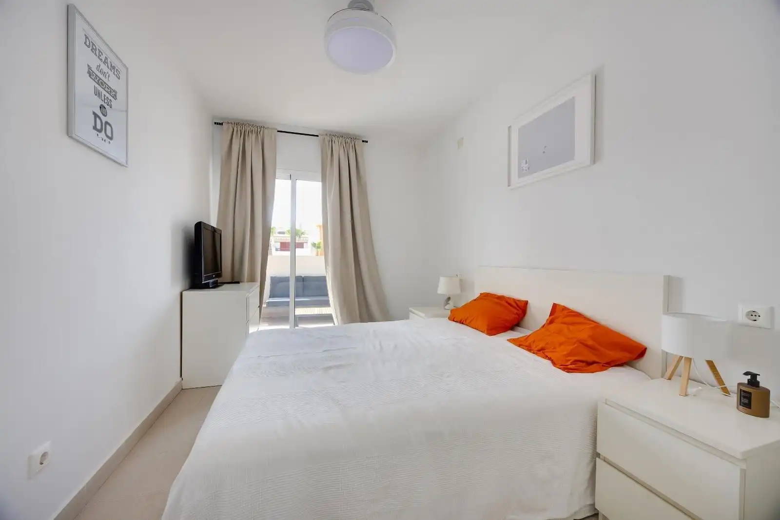 Dormitori de Apartament en venda en Orihuela amb Terrassa i Piscina comunitària