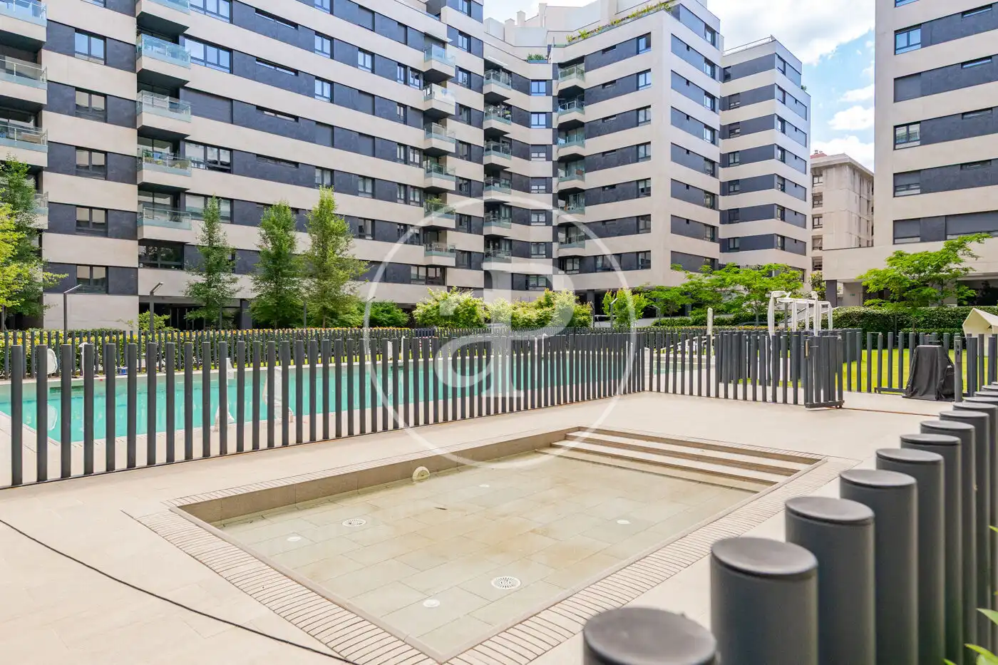 Piscina de Pis en venda en Madrid amb Aire condicionat, Calefacció i Jardí privat