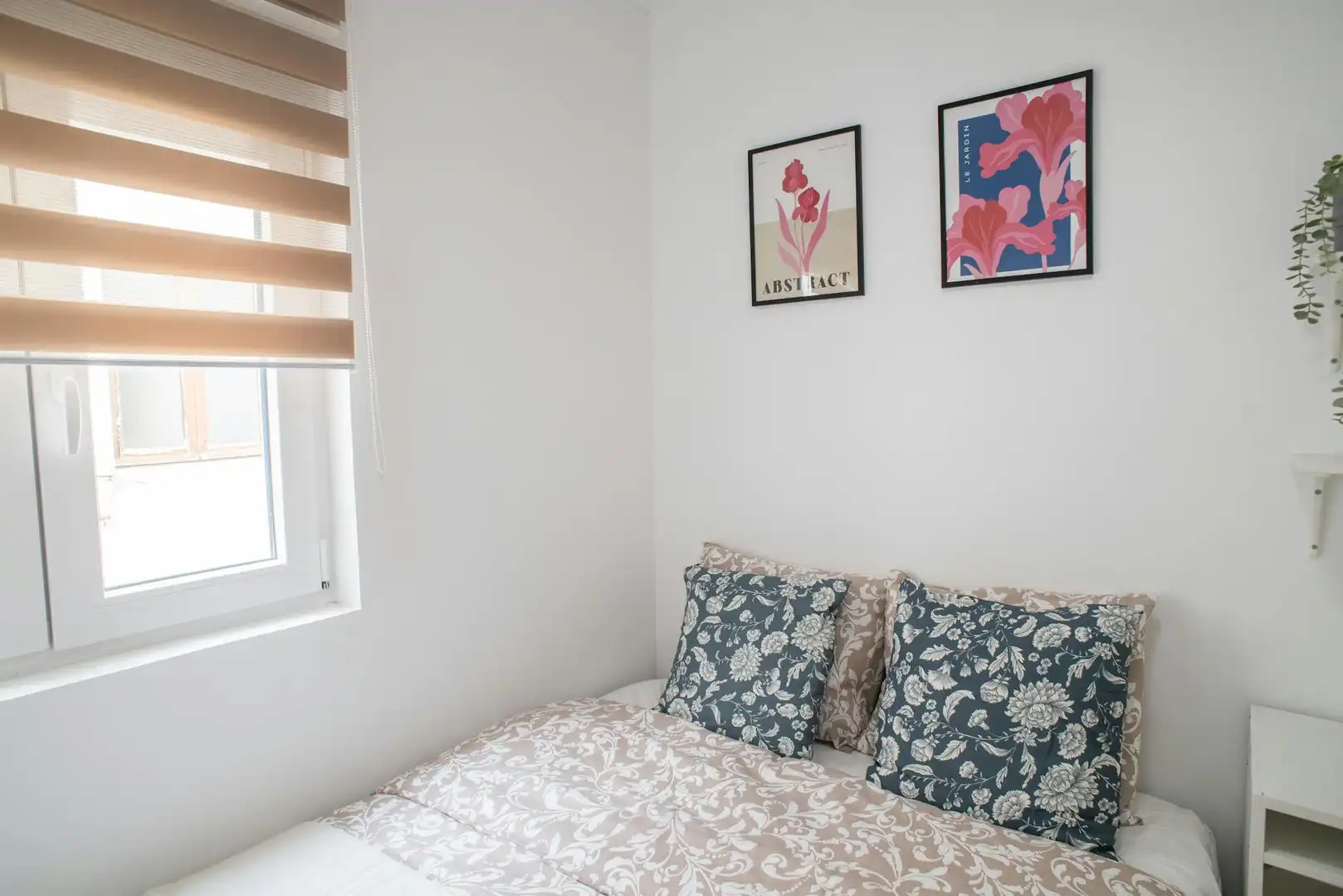 Bedroom of Flat for share in Valencia  with Washing machine