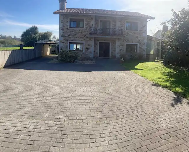 Vista exterior de Casa o chalet en venta en Carballo con Calefacción, Jardín privado y Parquet