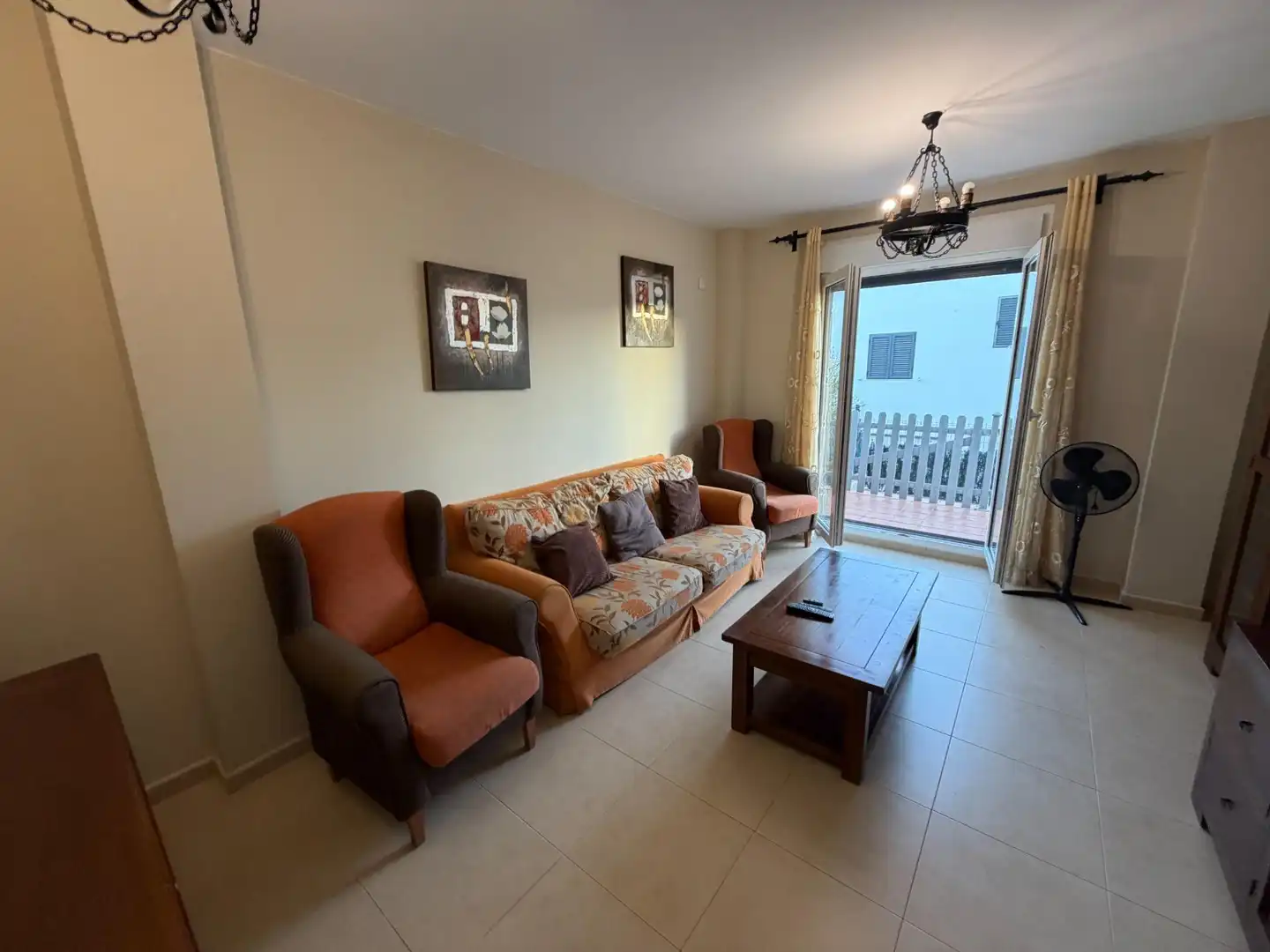 Sala d'estar de Casa adosada en venda en Conil de la Frontera amb Terrassa, Traster i Piscina comunitària