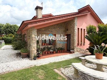 Casa con balcón en venta en Carrer Fluvià