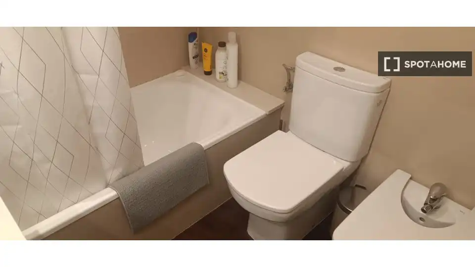 Bathroom of Flat for share in Mataró  with Air Conditioner, Heating and Terrace