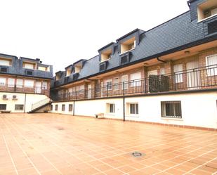 Vista exterior de Casa adosada en venda en Casarrubios del Monte amb Aire condicionat, Terrassa i Balcó