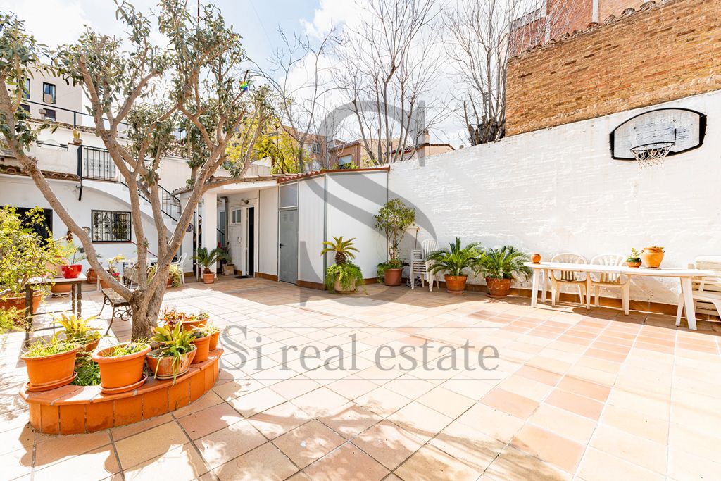Vista exterior de Casa adosada en venta en  Barcelona Capital con Aire acondicionado, Calefacción y Jardín privado