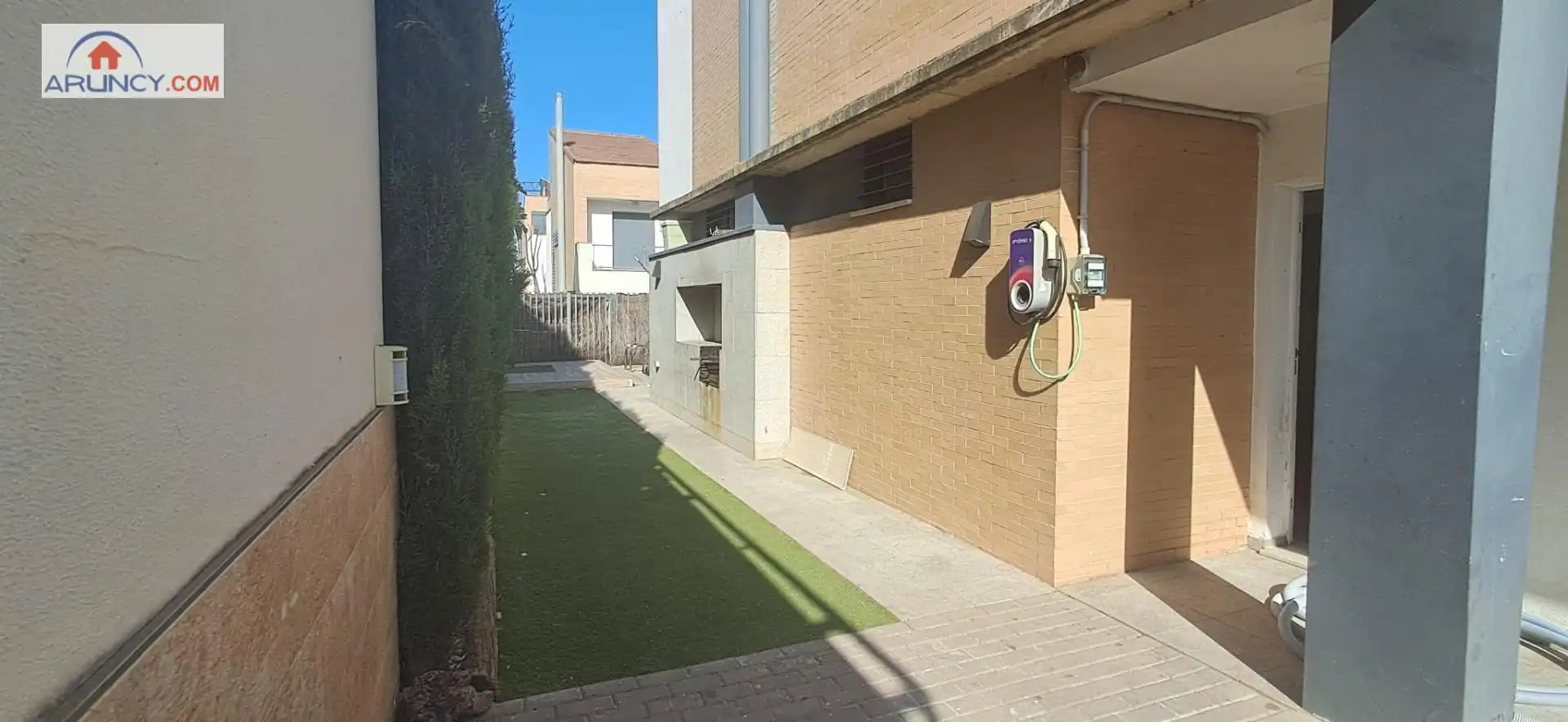 Aparcament de Casa adosada en venda en Espartinas amb Aire condicionat, Calefacció i Jardí privat