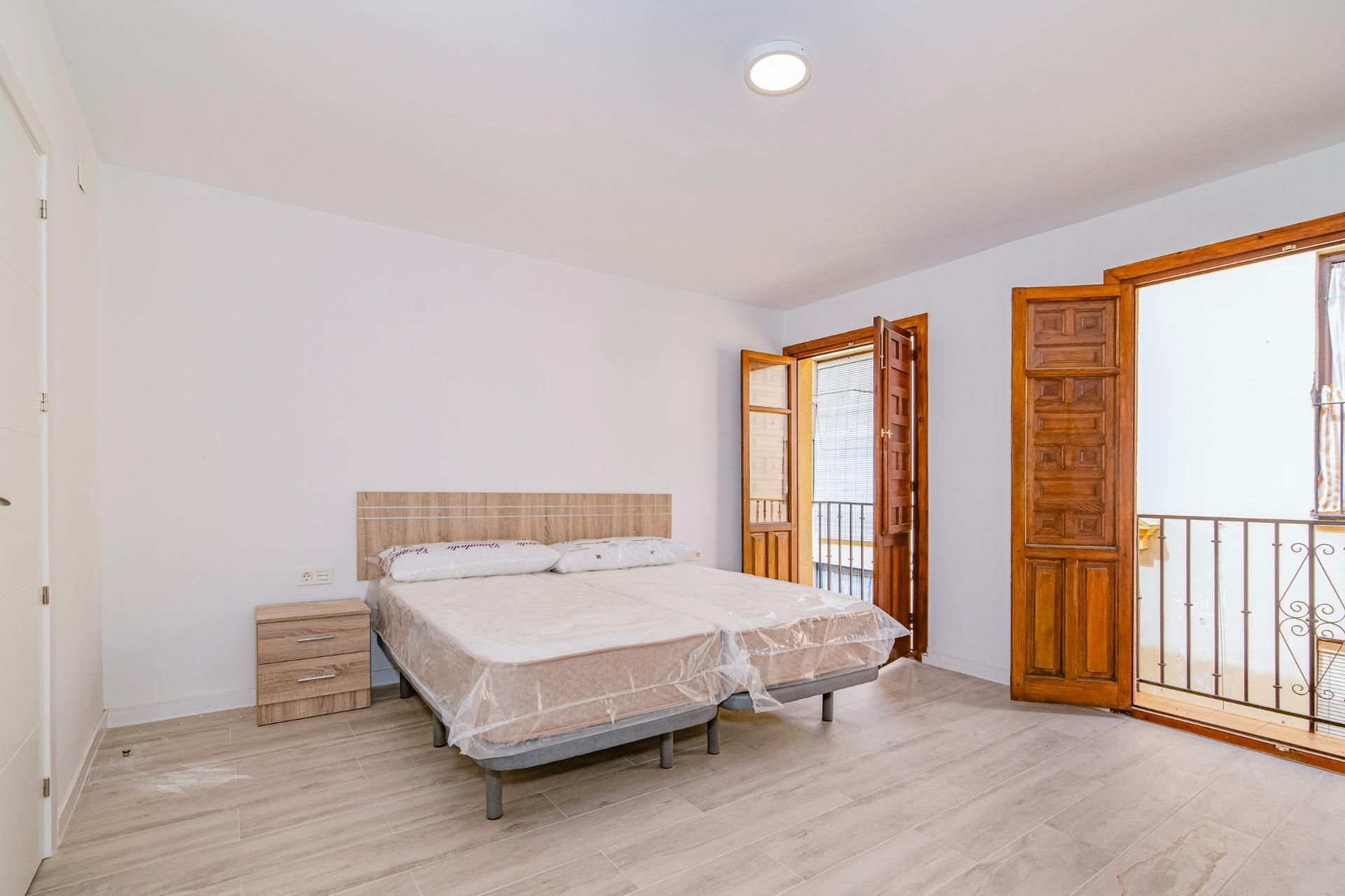 Dormitori de Pis de lloguer en  Granada Capital amb Aire condicionat, Terrassa i Traster