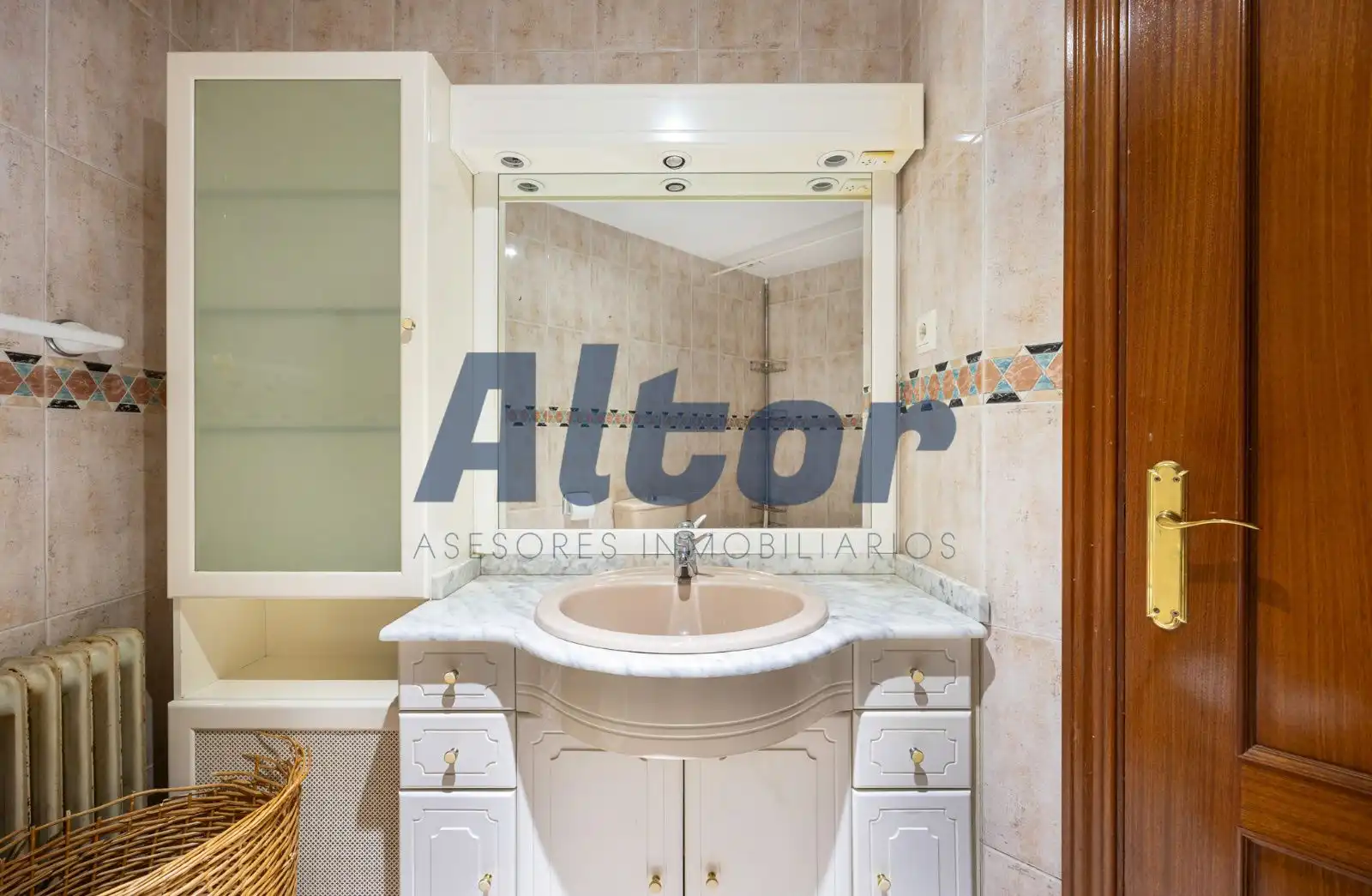 Badezimmer von Dachboden zum Verkauf in Fuenlabrada mit Heizung, Terrasse und Alarm