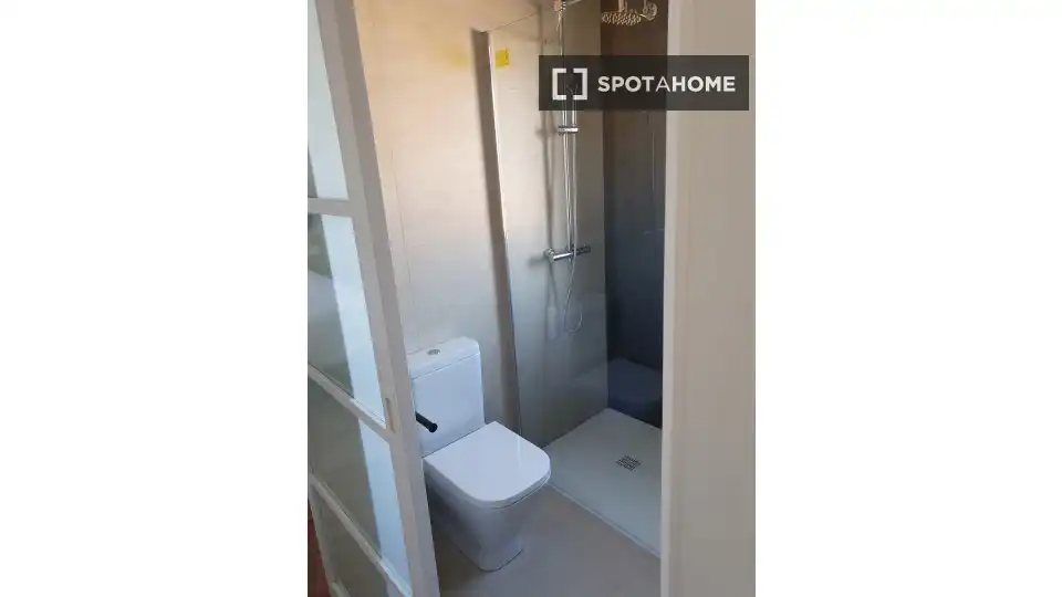 Bathroom of Flat for share in Donostia - San Sebastián   with Air Conditioner, Heating and Furnished