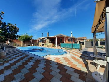 Chalet con piscina en venta en Escalona