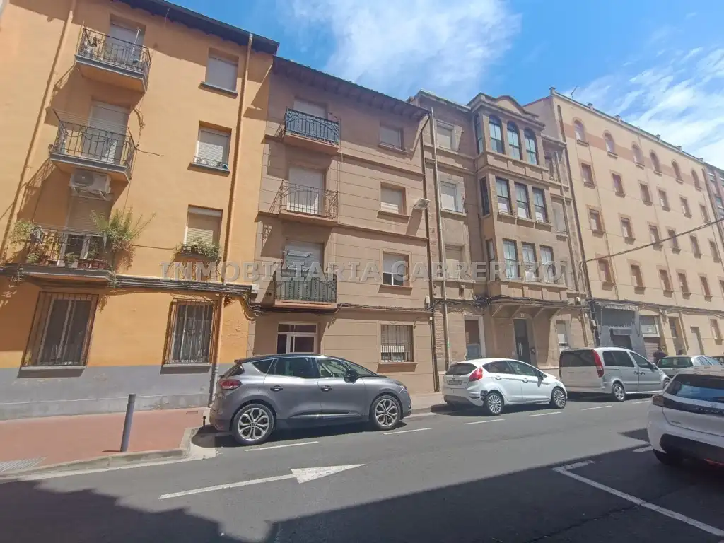 Vista exterior de Apartamento en venta en  Logroño con Calefacción, Parquet y Terraza