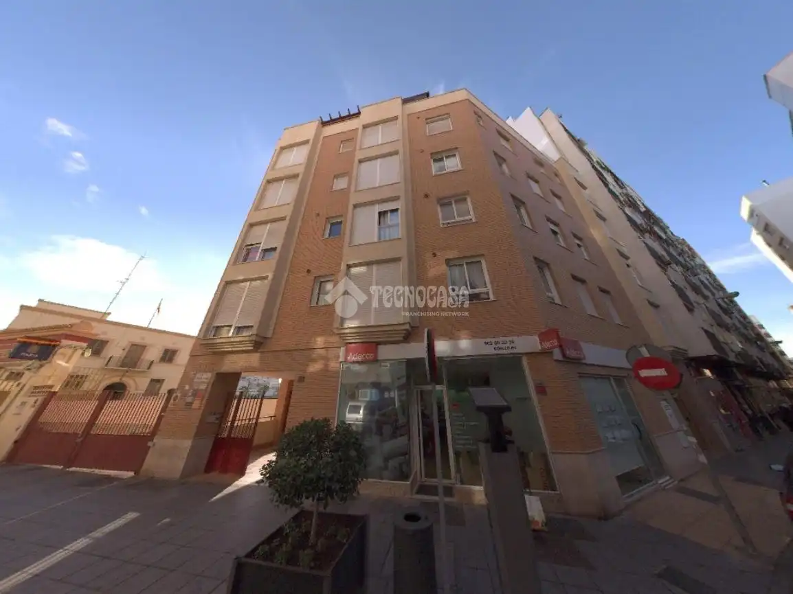 Vista exterior de Pis en venda en Almería amb Aire condicionat