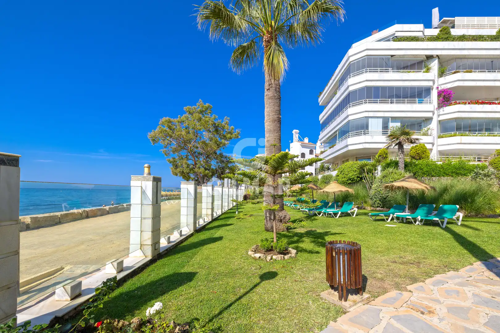 Vista exterior de Apartament en venda en Marbella amb Calefacció, Jardí privat i Traster