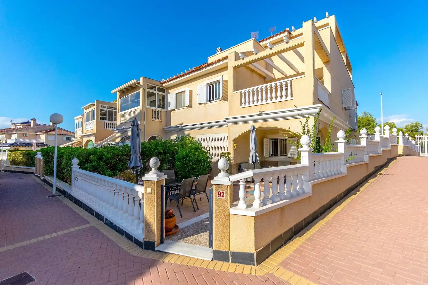 Vista exterior de Dúplex en venda en Orihuela amb Aire condicionat, Jardí privat i Piscina