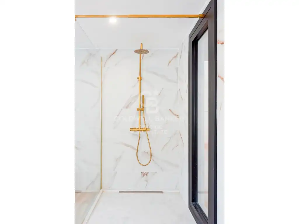 Bathroom of Houses for sale in Esplugues de Llobregat