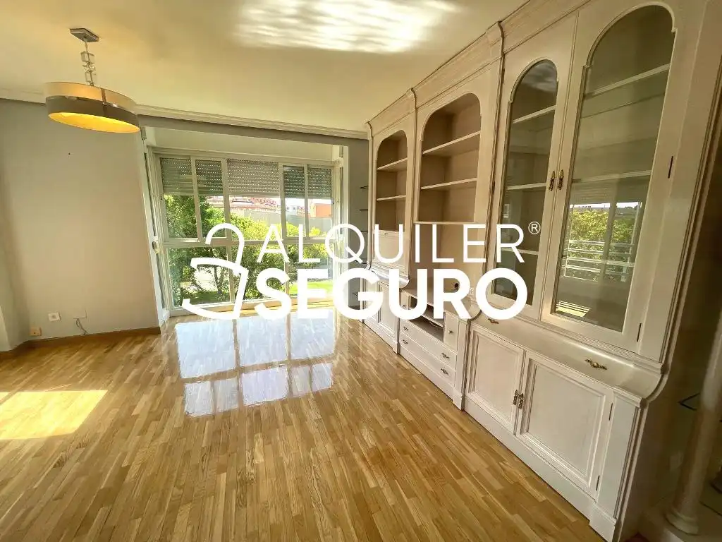 Vista exterior de Piso de alquiler en Madrid con Calefacción y Piscina