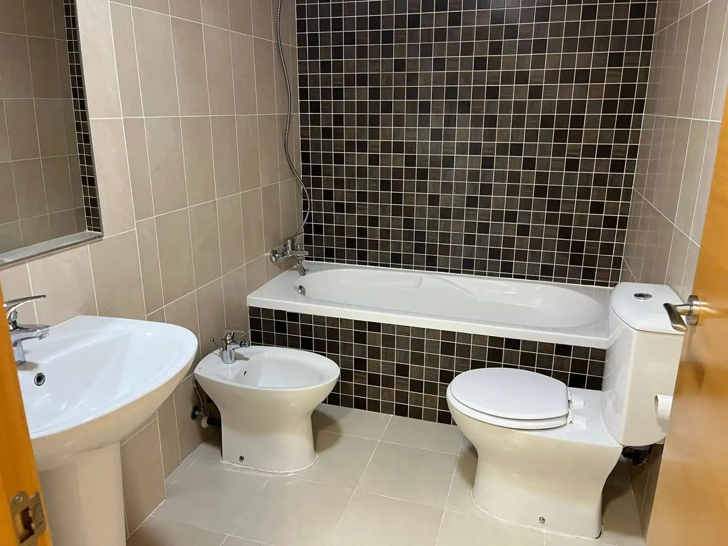 Bathroom of Flat for rent in Alcàsser  with Air Conditioner, Oven and Balcony