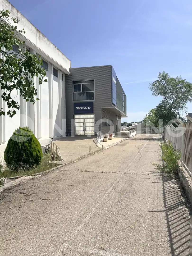 Außenansicht von Fabrikhallen zum Verkauf in Tres Cantos mit Heizung