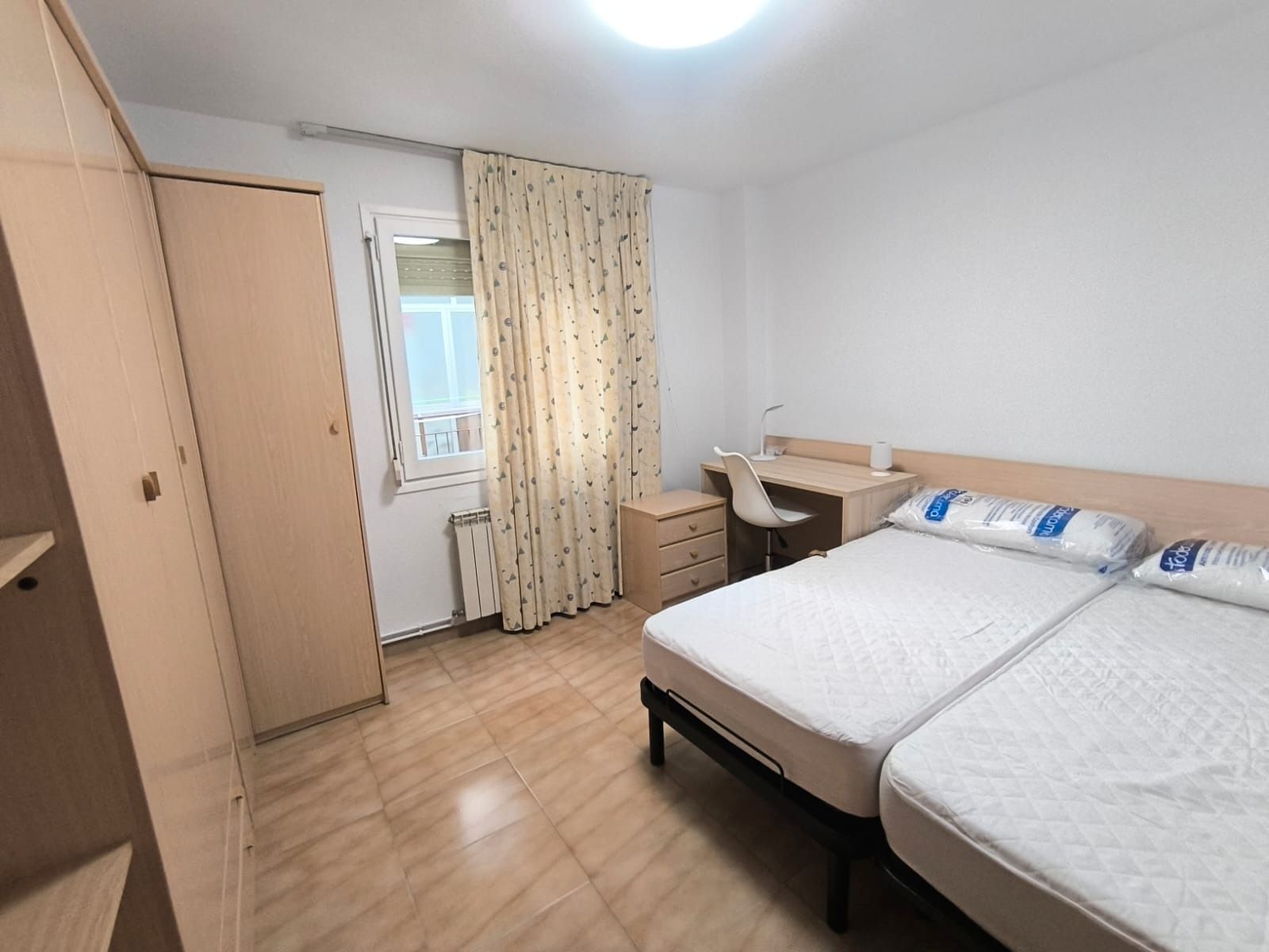 Bedroom of Flat to share in Manresa  with Heating and Balcony