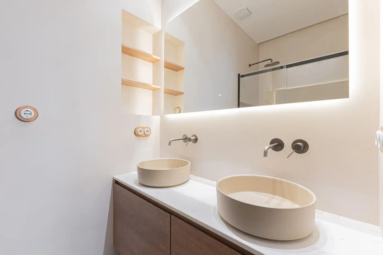 Badezimmer von Wohnung zum Verkauf in Barcelona mit Klimaanlage, Heizung und Balkon