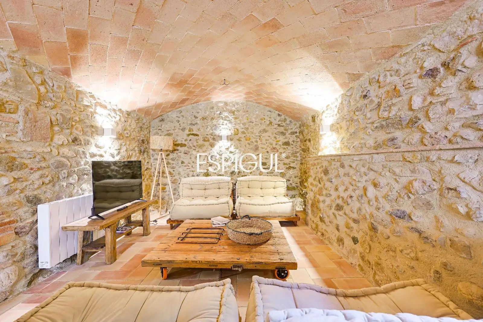 Sala d'estar de Casa o xalet en venda en La Bisbal d'Empordà amb Aire condicionat, Calefacció i Parquet