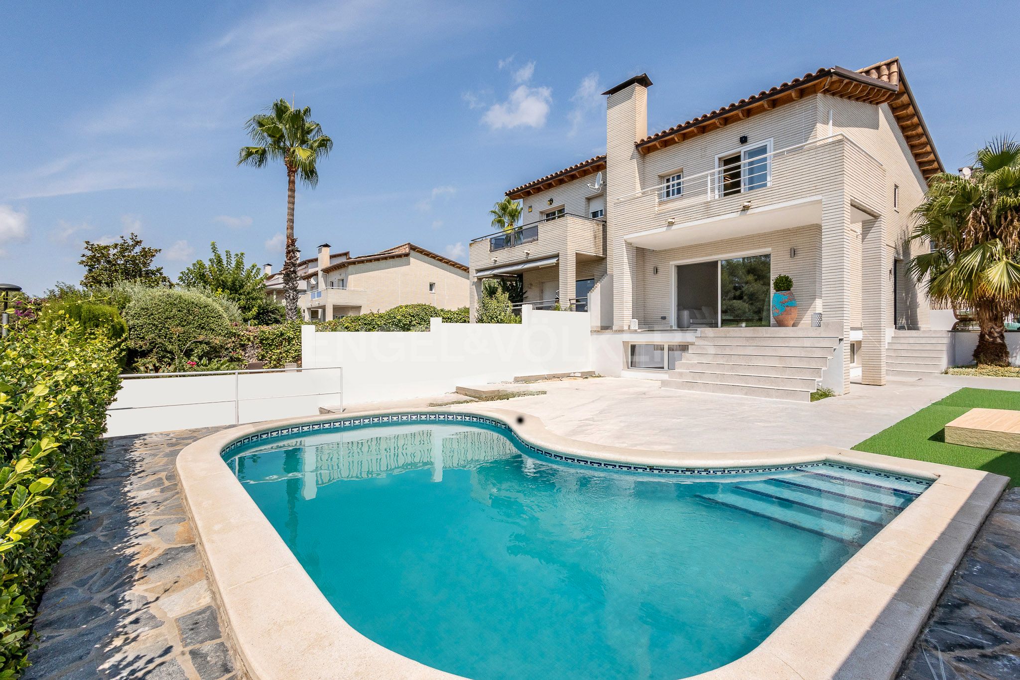 Piscina de Casa o xalet en venda en Sitges amb Aire condicionat, Calefacció i Jardí privat