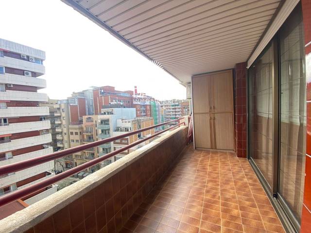 Piso en Alquiler en Pintor Tapiro en La Maternitat i Sant Ramon