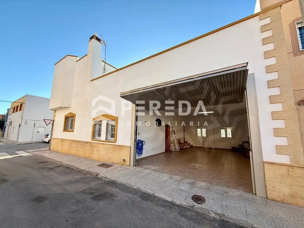 Vista exterior de Casa o xalet en venda en La Mojonera amb Jardí privat, Terrassa i Moblat