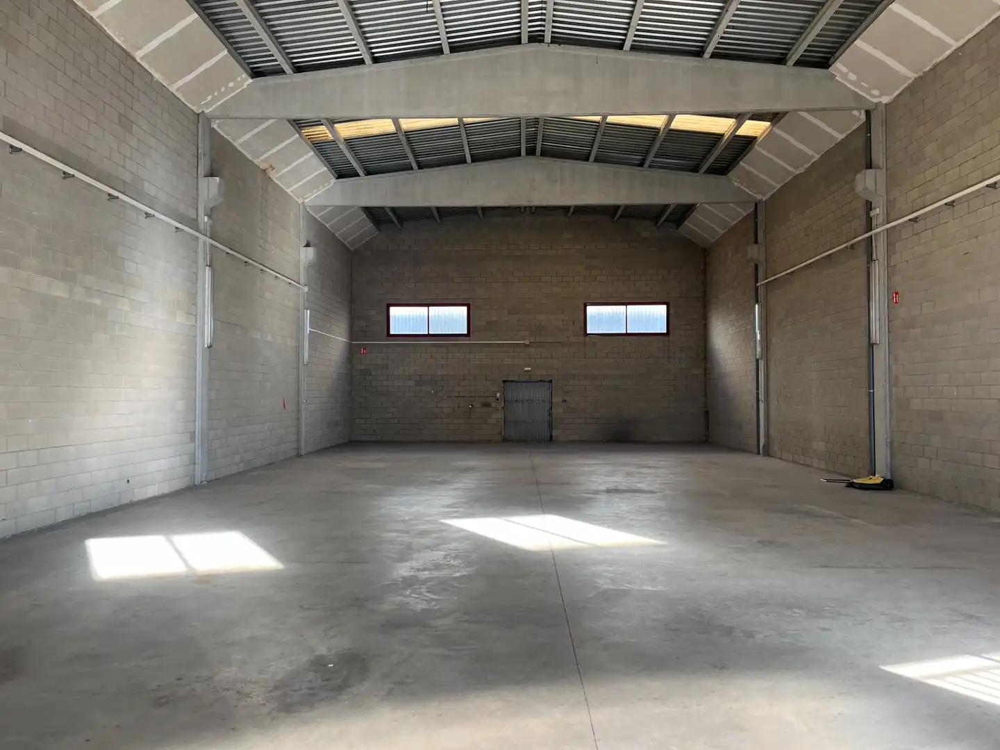 Nau industrial de lloguer en Cornellà del Terri