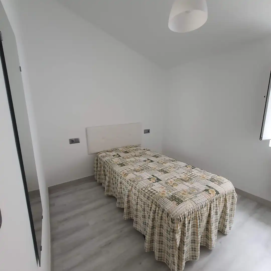Habitación de Casa adosada de alquiler en Carballo con Calefacción, Trastero y Amueblado
