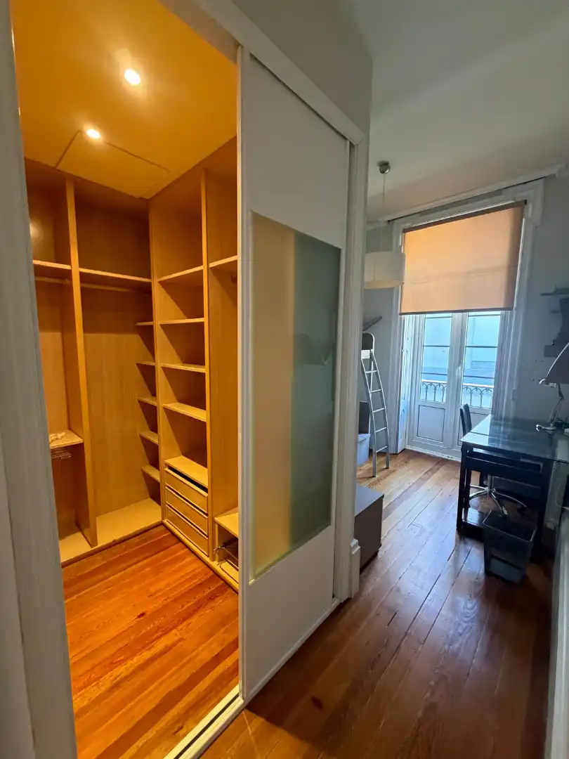 Schlafzimmer von Wohnung zur Miete in Vigo  mit Heizung, Parkett und Möbliert