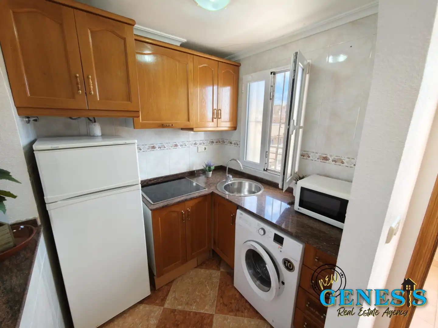Cuina de Apartament en venda en Torrevieja amb Moblat, Rentadora i Balcó