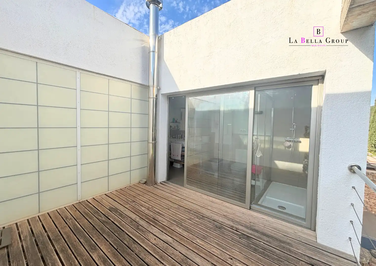 Terrasse von Einfamilien-Reihenhaus zum Verkauf in Santa Eulària des Riu mit Klimaanlage, Heizung und Parkett