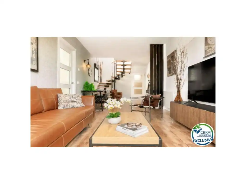 Living room of Duplexes for sale in Figueres  with Air Conditioner and Furnished
