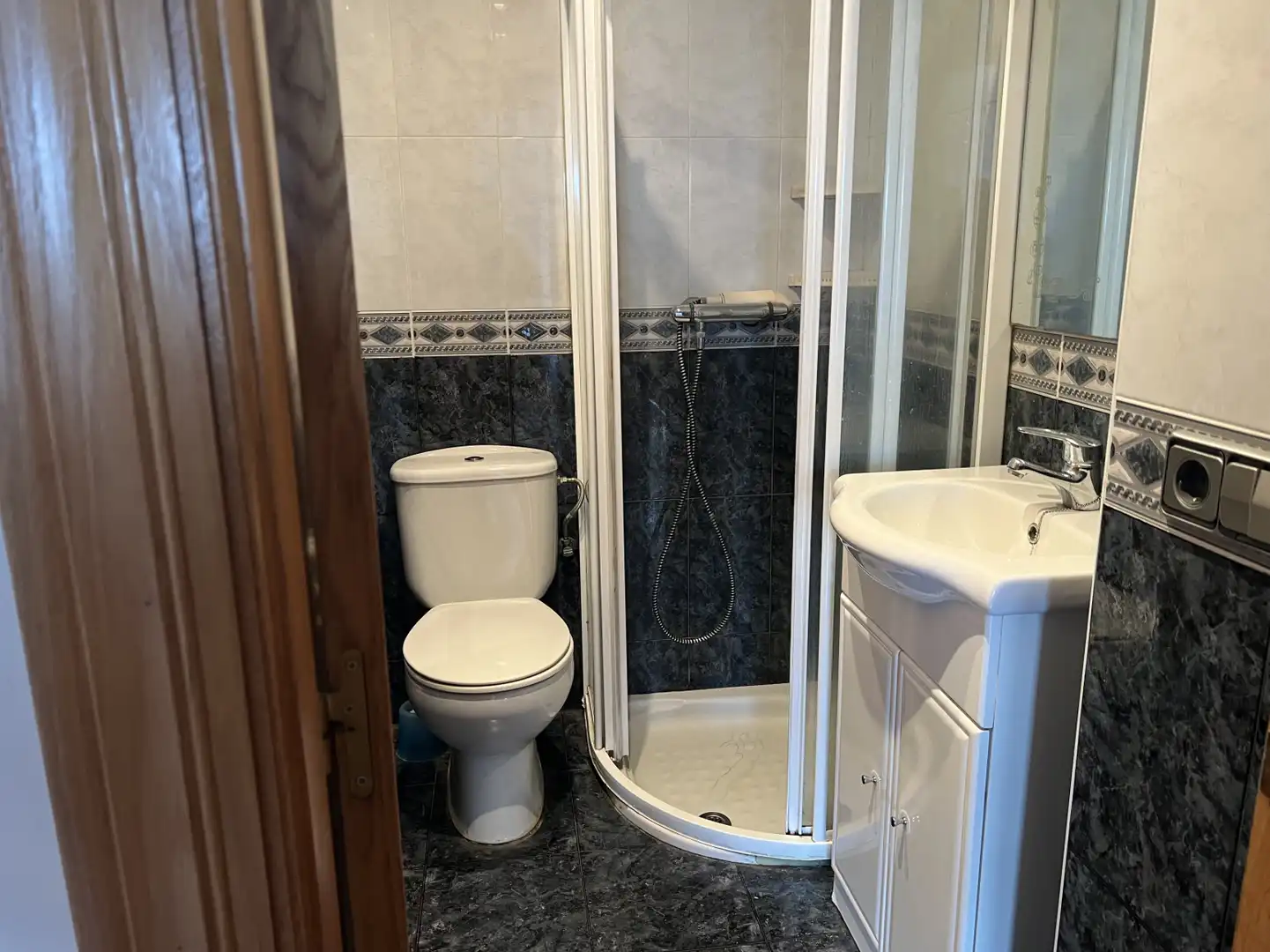 Bathroom of Flat for rent in Gijón   with Heating and Parquet flooring