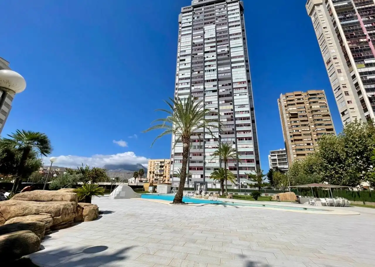 Vista exterior de Apartamento en venta en Benidorm con Jardín privado, Terraza y Amueblado