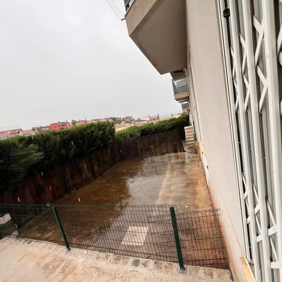 Parkplatz von Einfamilien-Reihenhaus zum Verkauf in Chiva mit Heizung, Abstellraum und Balkon