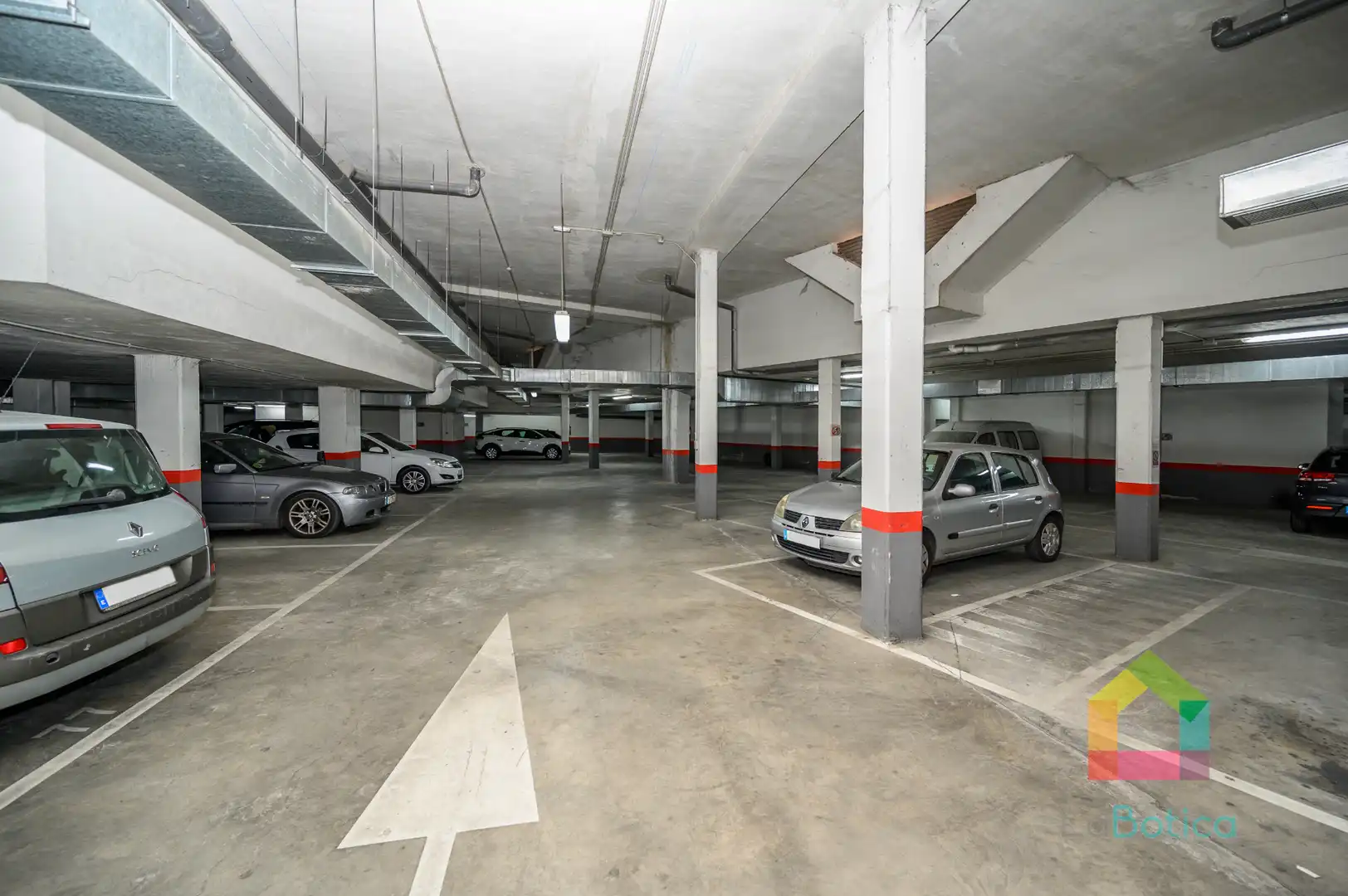 Parking of Flat for sale in Gerindote  with Air Conditioner, Heating and Oven