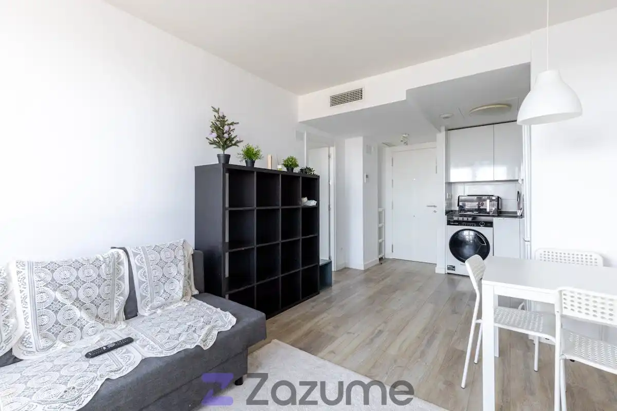 Wohnzimmer von Wohnung zur Miete in Madrid mit Klimaanlage, Privatgarten und Schwimmbad