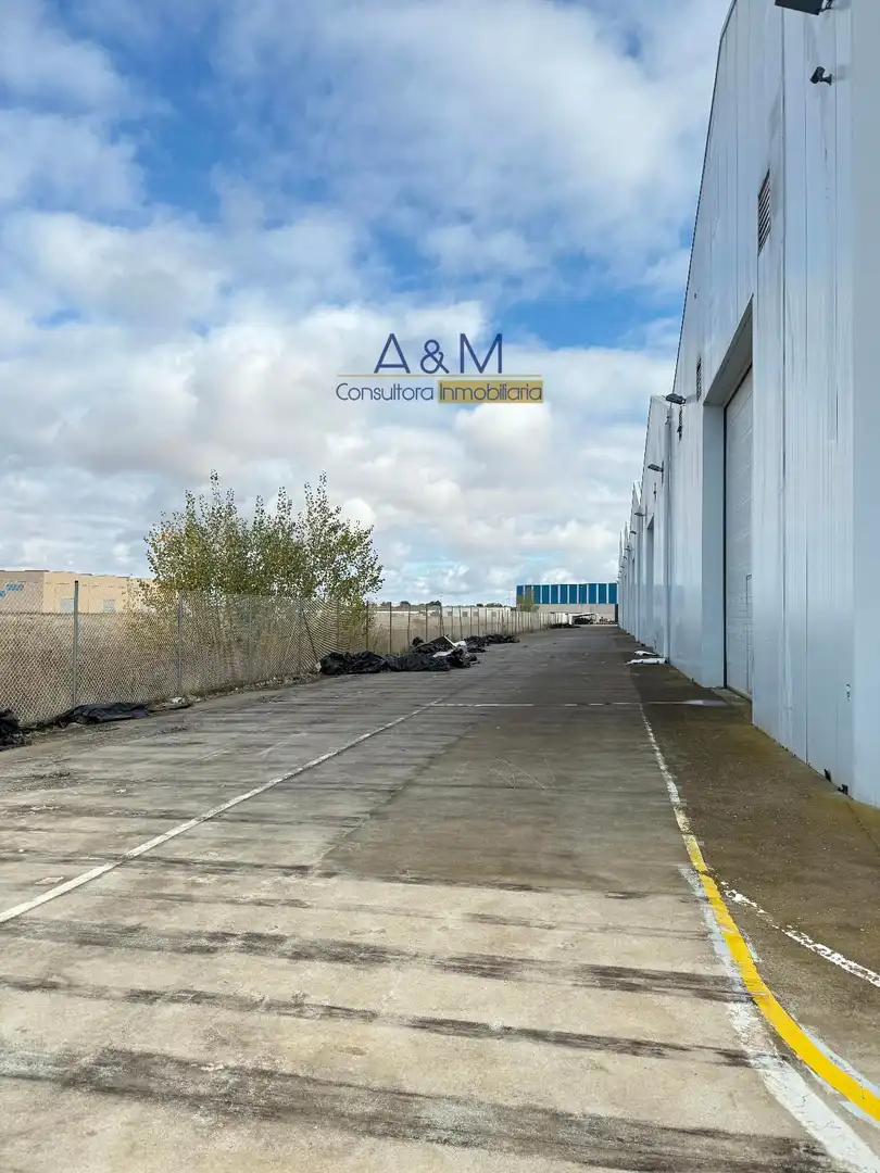 Vista exterior de Nave industrial de alquiler en Villabrázaro