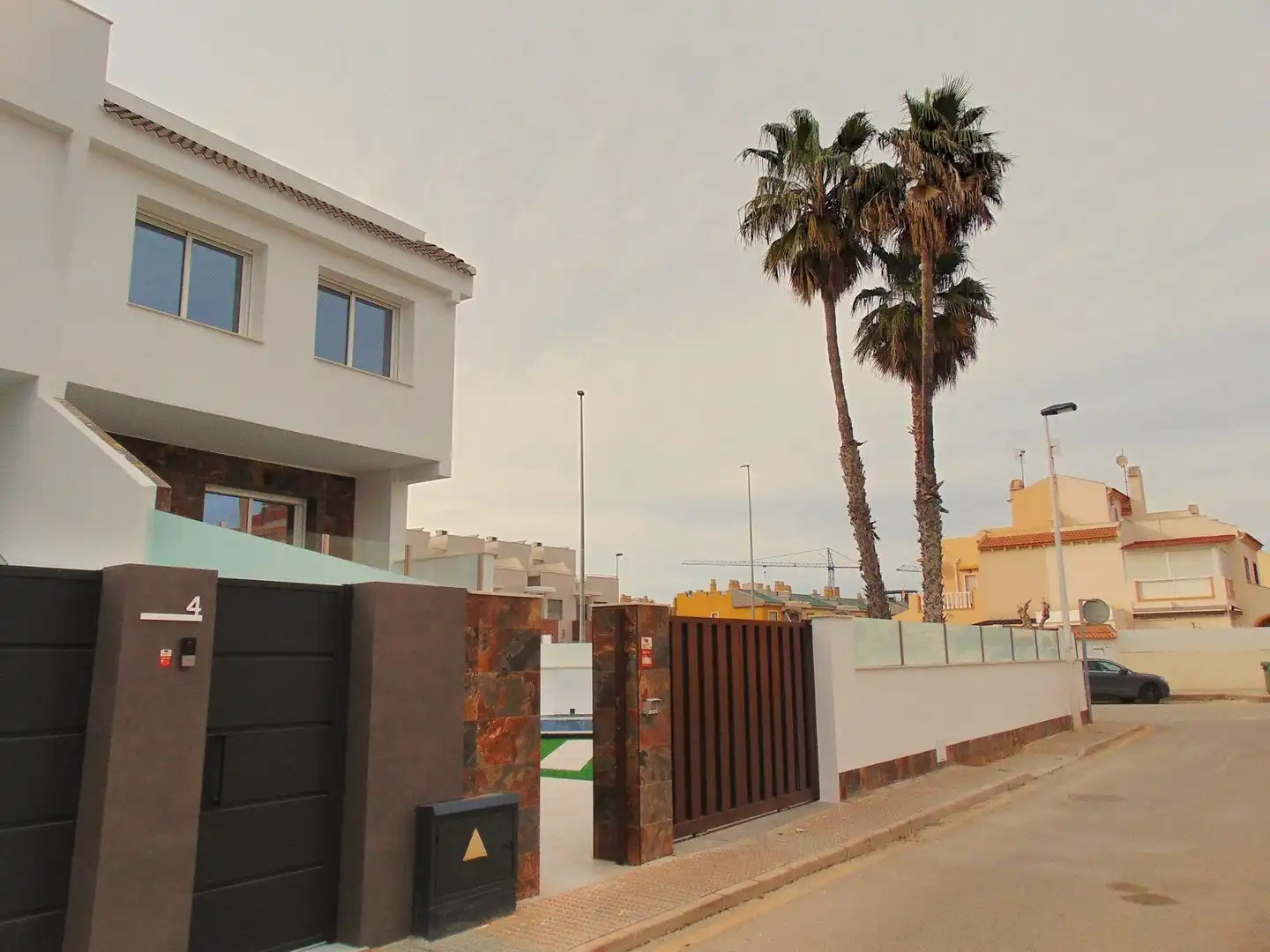 Vista exterior de Casa adosada en venta en San Pedro del Pinatar con Aire acondicionado, Calefacción y Jardín privado