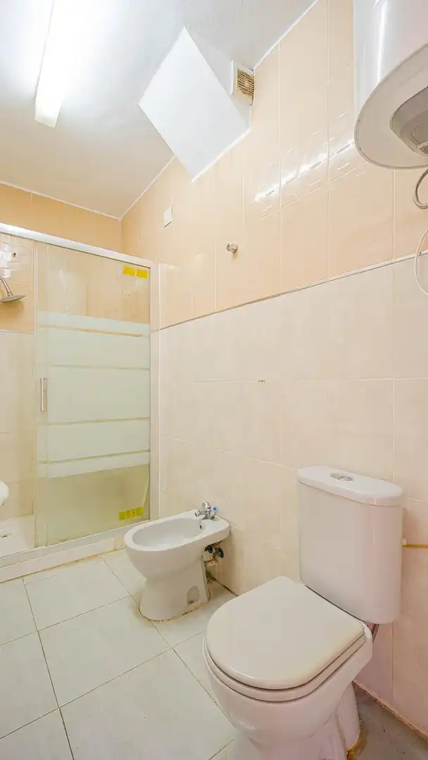 Baño de Apartamento en venta en Torrevieja con Balcón