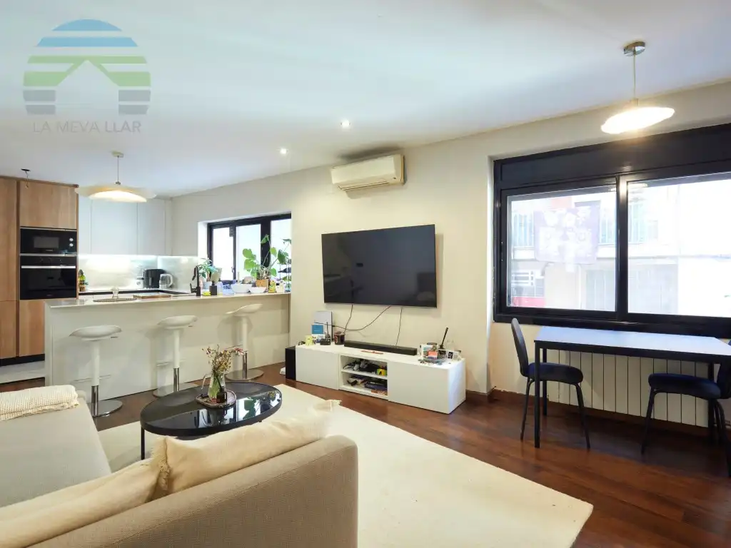 Wohnzimmer von Wohnung zum Verkauf in Barcelona mit Klimaanlage und Heizung
