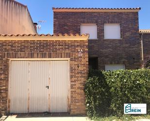 Vista exterior de Casa adosada en venda en El Casar de Escalona amb Jardí privat i Terrassa