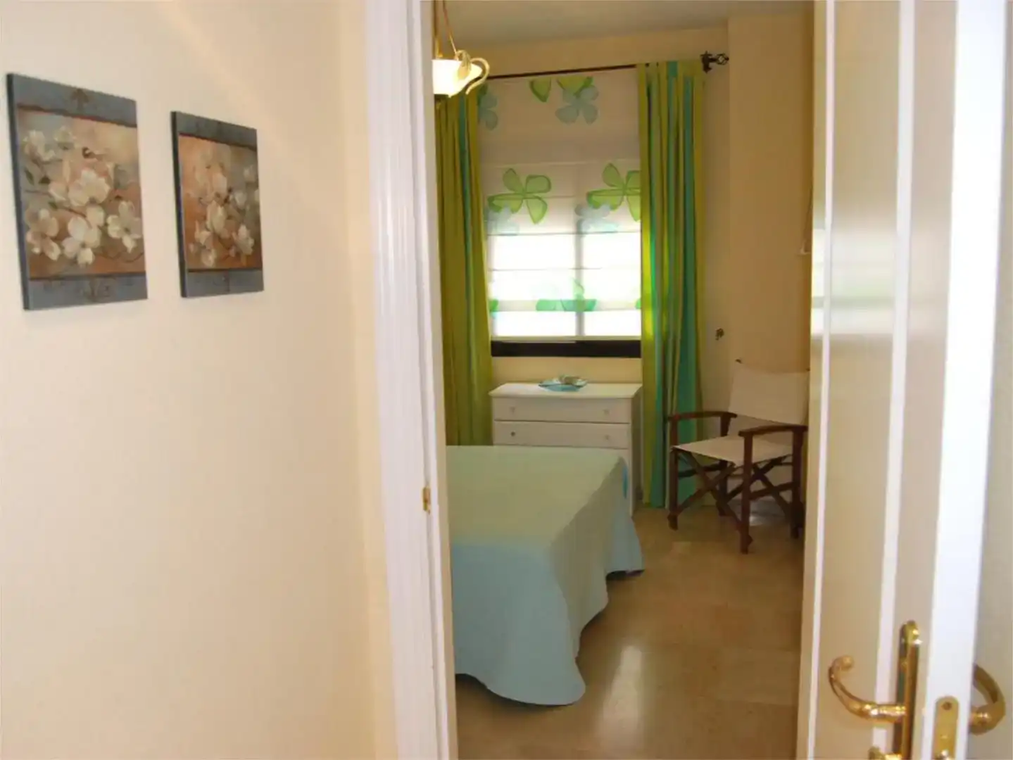 Schlafzimmer von Wohnungen zur Miete in Manilva mit Klimaanlage, Schwimmbad und Möbliert
