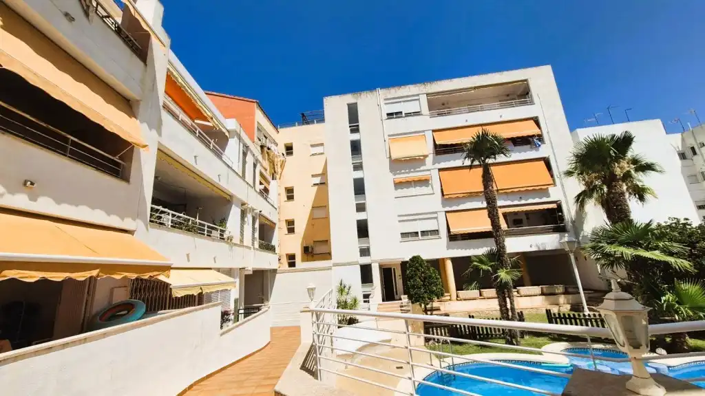 Vista exterior de Àtic en venda en Rocafort amb Aire condicionat, Traster i Moblat